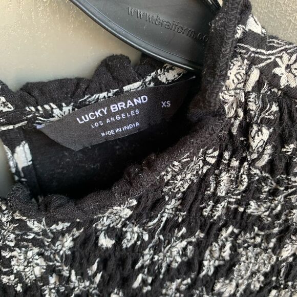 Lucky Brand Black & White Floral Top size XS - Picture 3 of 4
